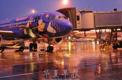 四川成都再遭雷雨袭击 机场关停上万旅客滞留