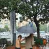暖心！长沙突降暴雨 一流浪人员雨中帮老人撑伞