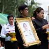 泰国为遇难潜水员举行葬礼 获救少年在医院对画像默哀